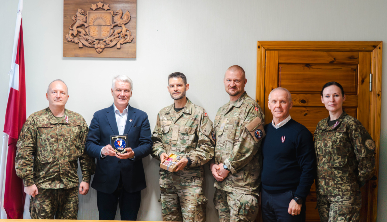 Balvu novada pašvaldības domes priekšsēdētājs Jānis Trupovnieks kopā ar Zemessardzes 31. kājnieku bataljona komandieri, pulkvežleitnantu Jāni Freimani un Dāņu kaujas bataljona komandieri, pulkvežleitnantu Džimiju Holstu (Jimmi Holst)