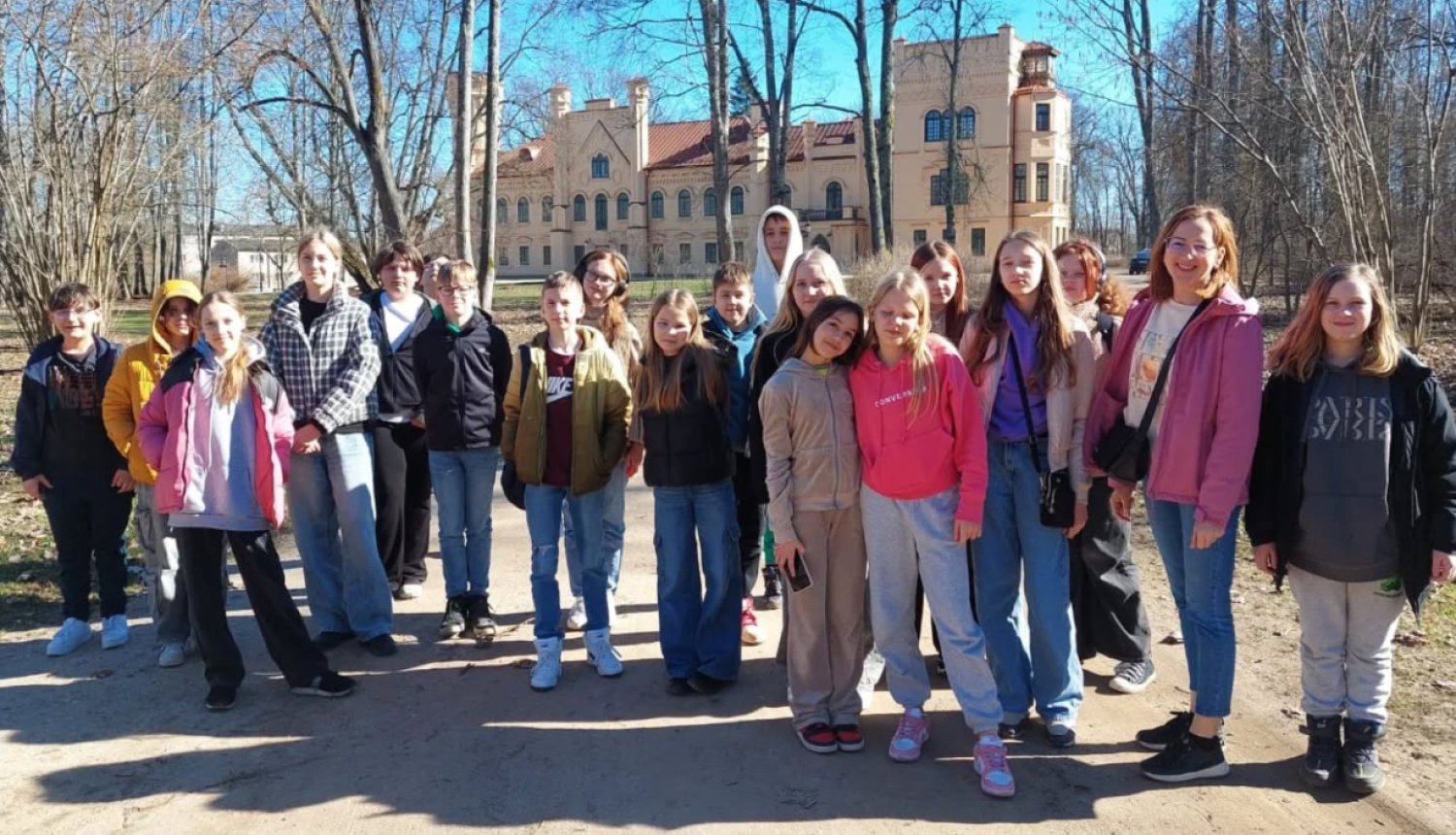 Balvu Mākslas skolas 4. klašu audzēkņi pie Preiļu pils