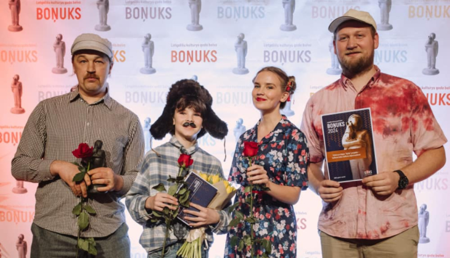 Folkloras kopa "Upīte" ar iegūto Latgaliešu kultūras gada balvu "Boņuks"