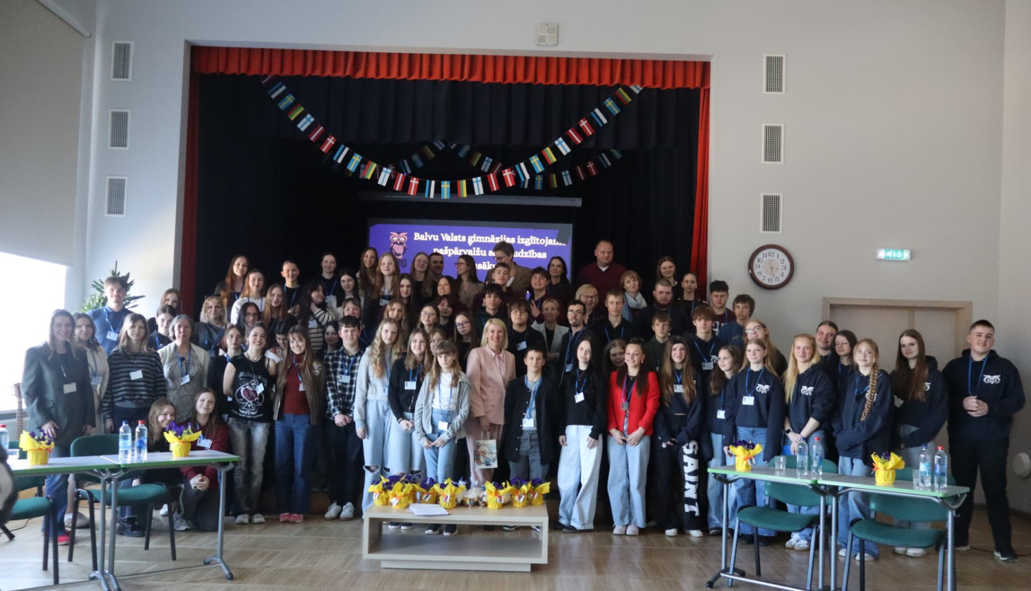 Kopbilde ar izglītojamo pašpārvalžu dalībniekiem un pasākuma dalībniekiem