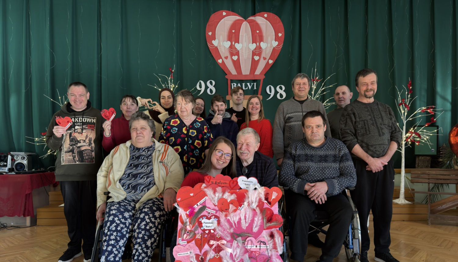  Eiropas Solidaritātes korpusa brīvprātīgie kopā ar pansionāta ''Balvi'' iemītniekiem