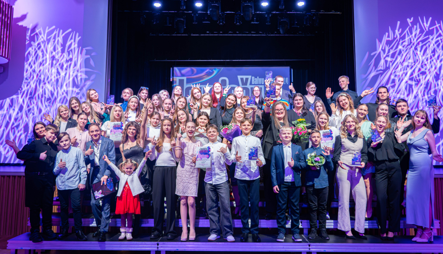 Balvu novada jauniešu gada balvu saņēmēji un nominanti kopbildē