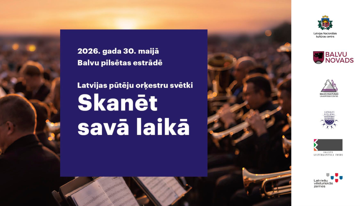 Fonā ir silts, saulrieta apgaismots skats ar lielu pūtēju orķestri brīvā dabā. Redzami daudzi mūziķi ar pūšamajiem instrumentiem (trompetēm, tromboniem u.c.), kas sēž rindās un muzicē. Gaisma ir zeltaina, rada svinīgu un mierīgu noskaņu.  Attēla centrā ir liels tumši zils taisnstūris ar baltu tekstu latviešu valodā. Tajā rakstīts: Latvijas pūtēju orķestru svētki