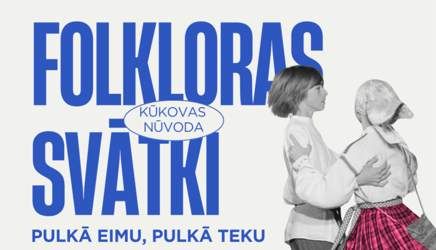 Afiša ar gaišu fonu un lielu zilu virsrakstu “Folkloras svātki”. Labajā pusē redzams dejojošs pāris tautastērpos, kur meitenes svārki ir spilgti rozā.