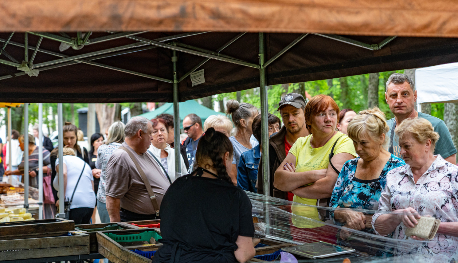 Lauku labumu tirdziņš Balvu pilsētas skvērā 2024.gada vasarā