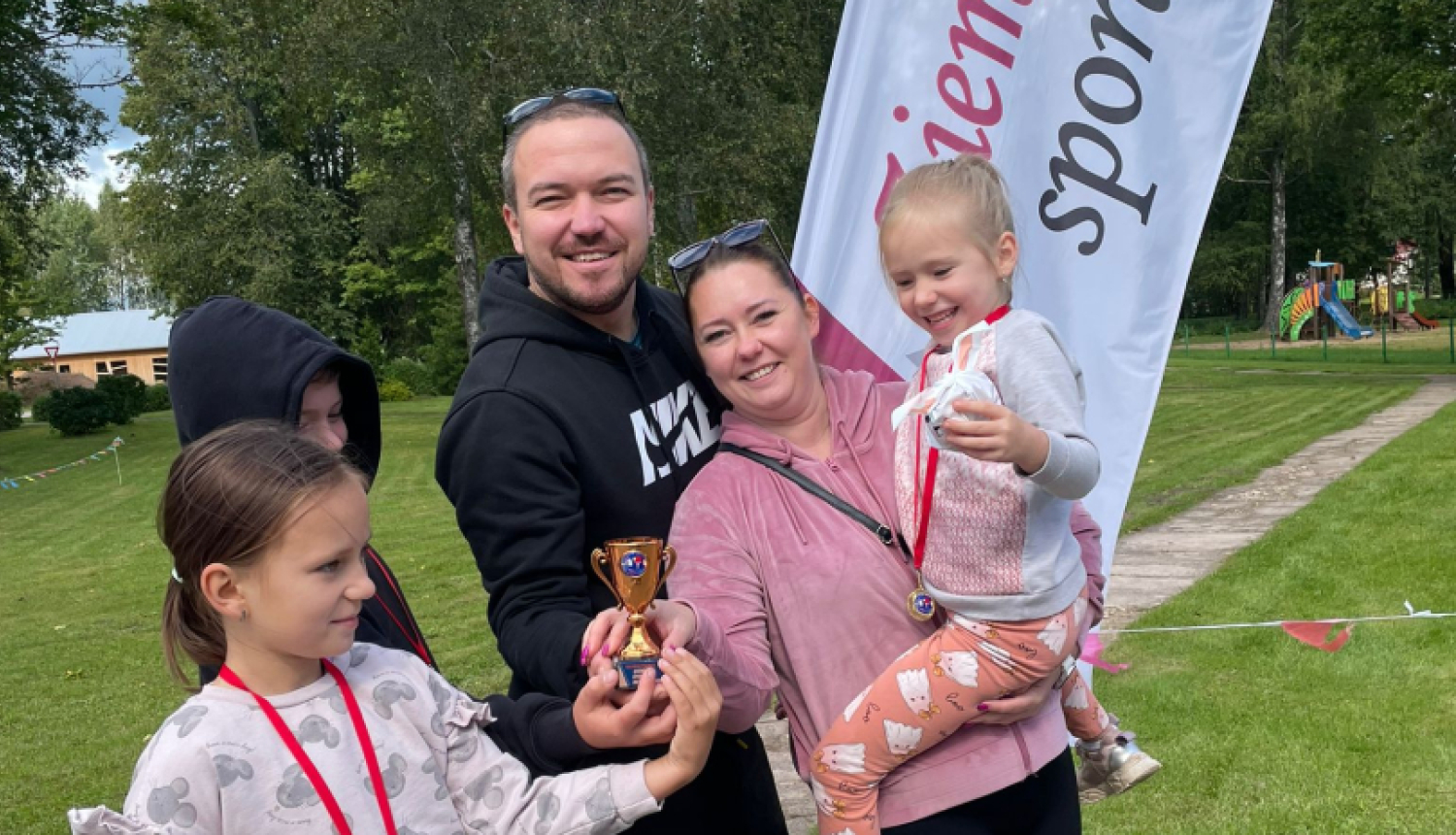 Šķilbēnu pagasta Ģimeņu dienā šauj ar loku un velk smago auto