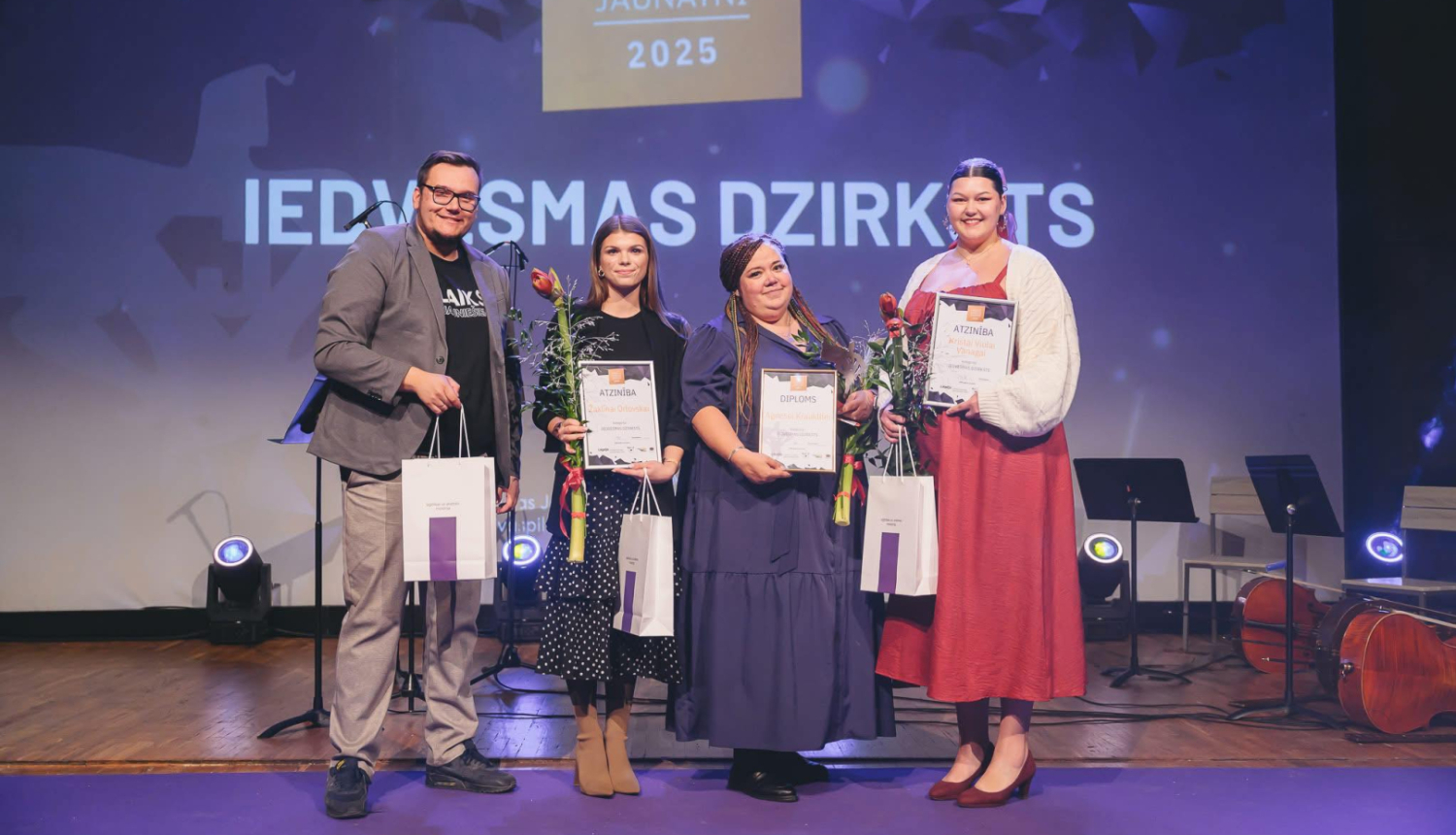 Žaklīna Orlovska kopā ar citiem Atzinības raksta saņēmējiem