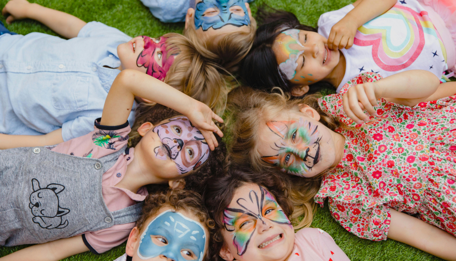 Bērni ar apgleznotām sejām