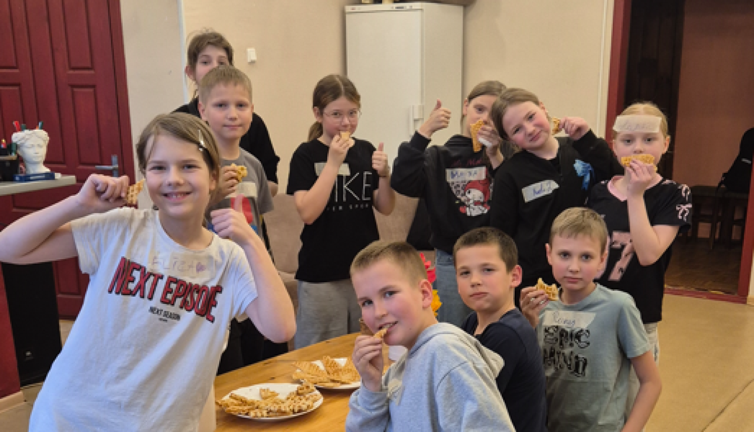 Bērni apkārt galdam Balvu novada Bērnu un jauniešu centra telpās