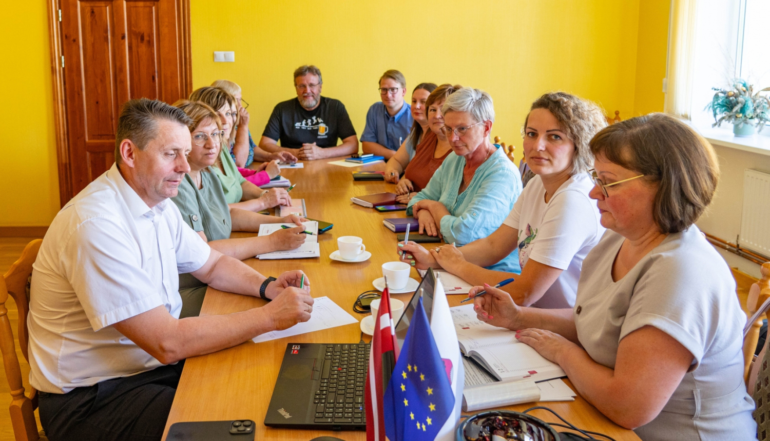 Diskutē, kā turpmāk organizēt deinstitucionalizācijas pasākumu īstenošanu novadā