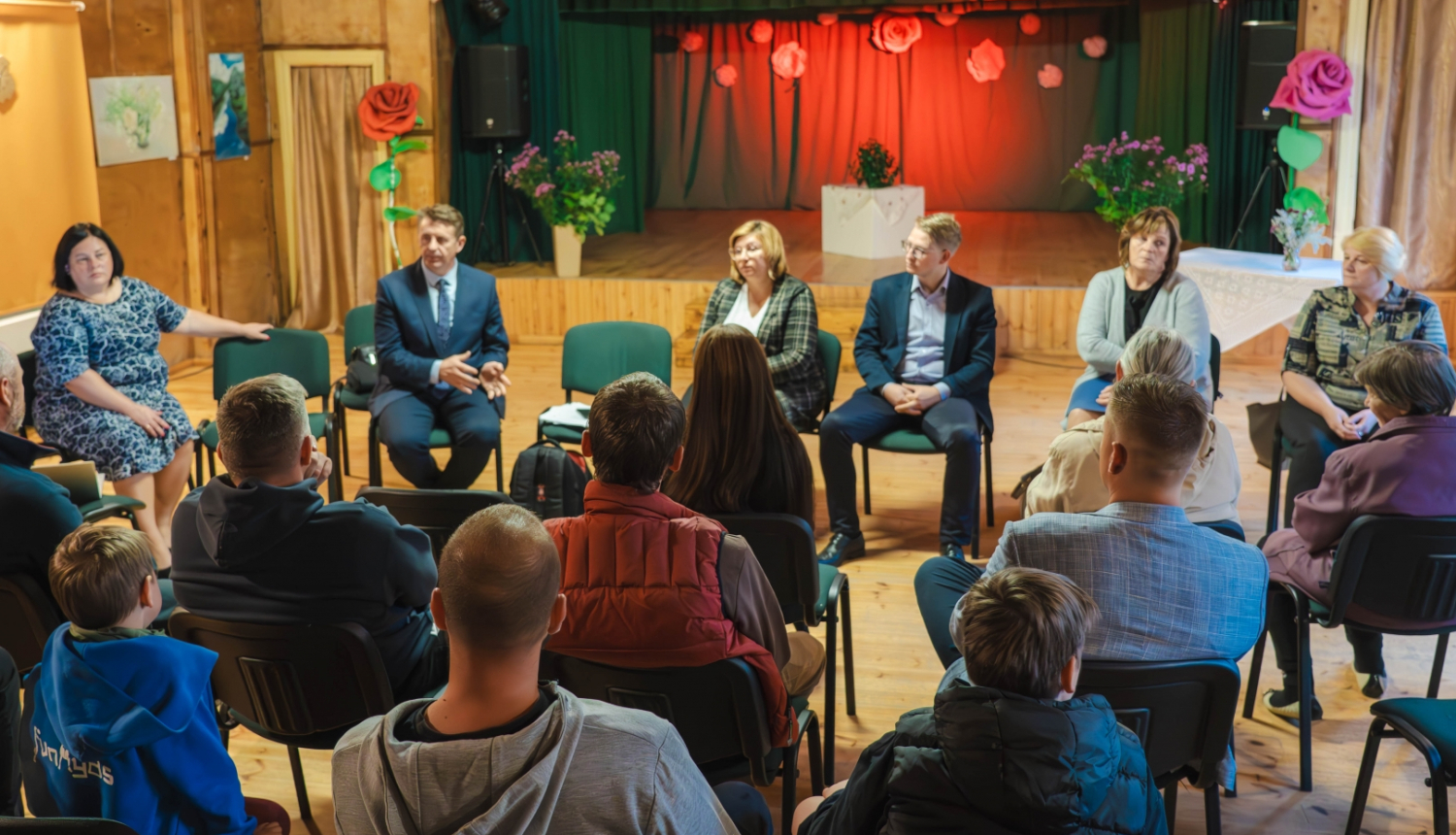 Balvu novada pašvaldības vadība un domes deputāti 3. oktobrī tikās ar Krišjāņa pagasta iedzīvotājiem