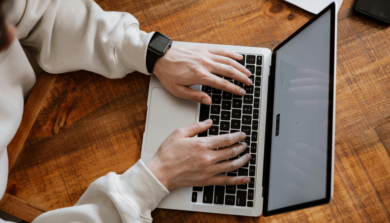 Cilvēks izmanto portatīvo datoru