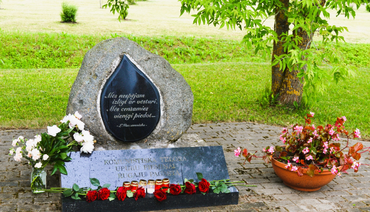 “Es sapni par dzimteni pagalvī likšu…” – pieminot 1941.gada komunistiskā genocīda upurus