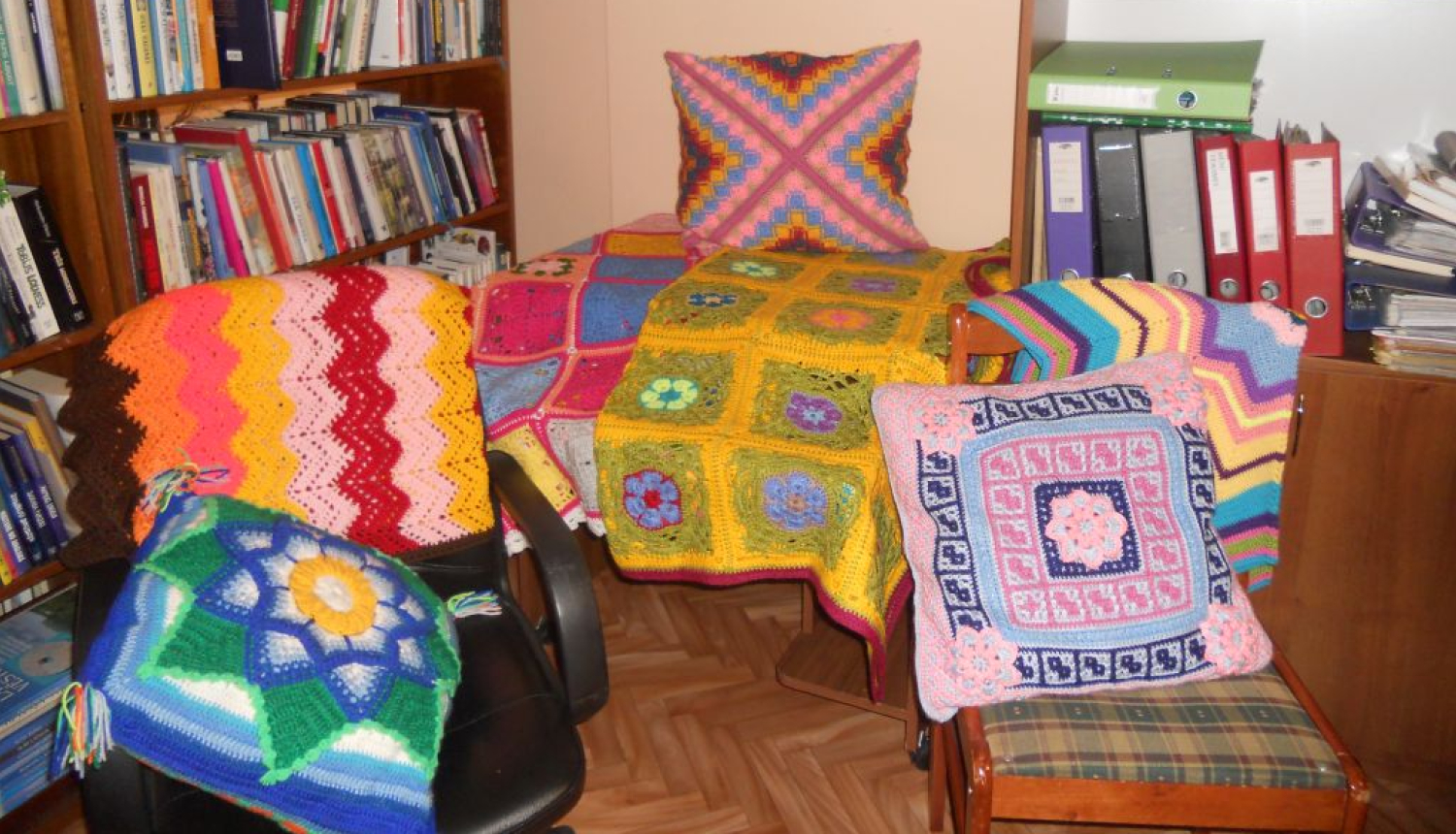 Vecumu bibliotēkā skatāma Ženijas Kaļānes rokdarbu izstāde 