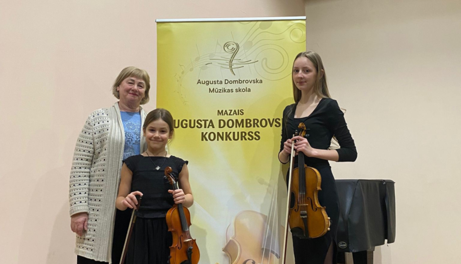Vijolnieku konkursa dalībnieces kopā ar pasniedzēju