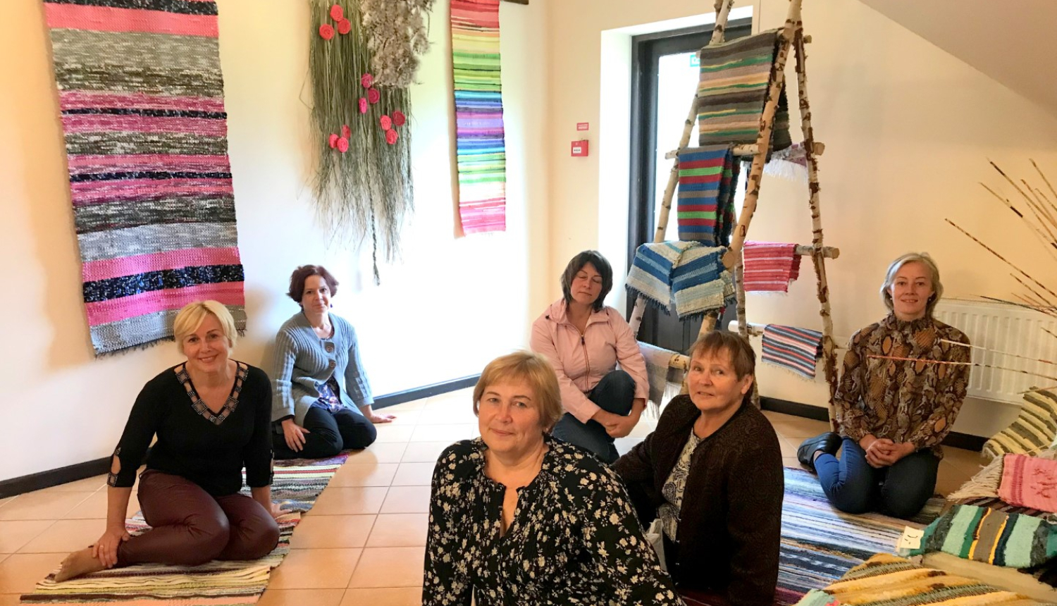 Akcijas “Satiec savu meistaru” ietvaros top Bērzpils pagasta svinīgo pasākumu sarkanais paklājs