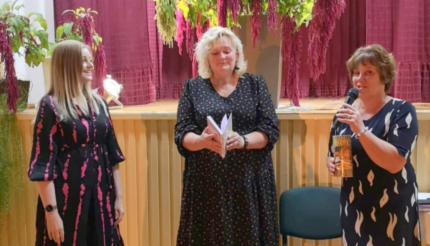 No kreisās: dzejniece Daiga Kalinka un muzikante Vita Poiša no Gulbenes.