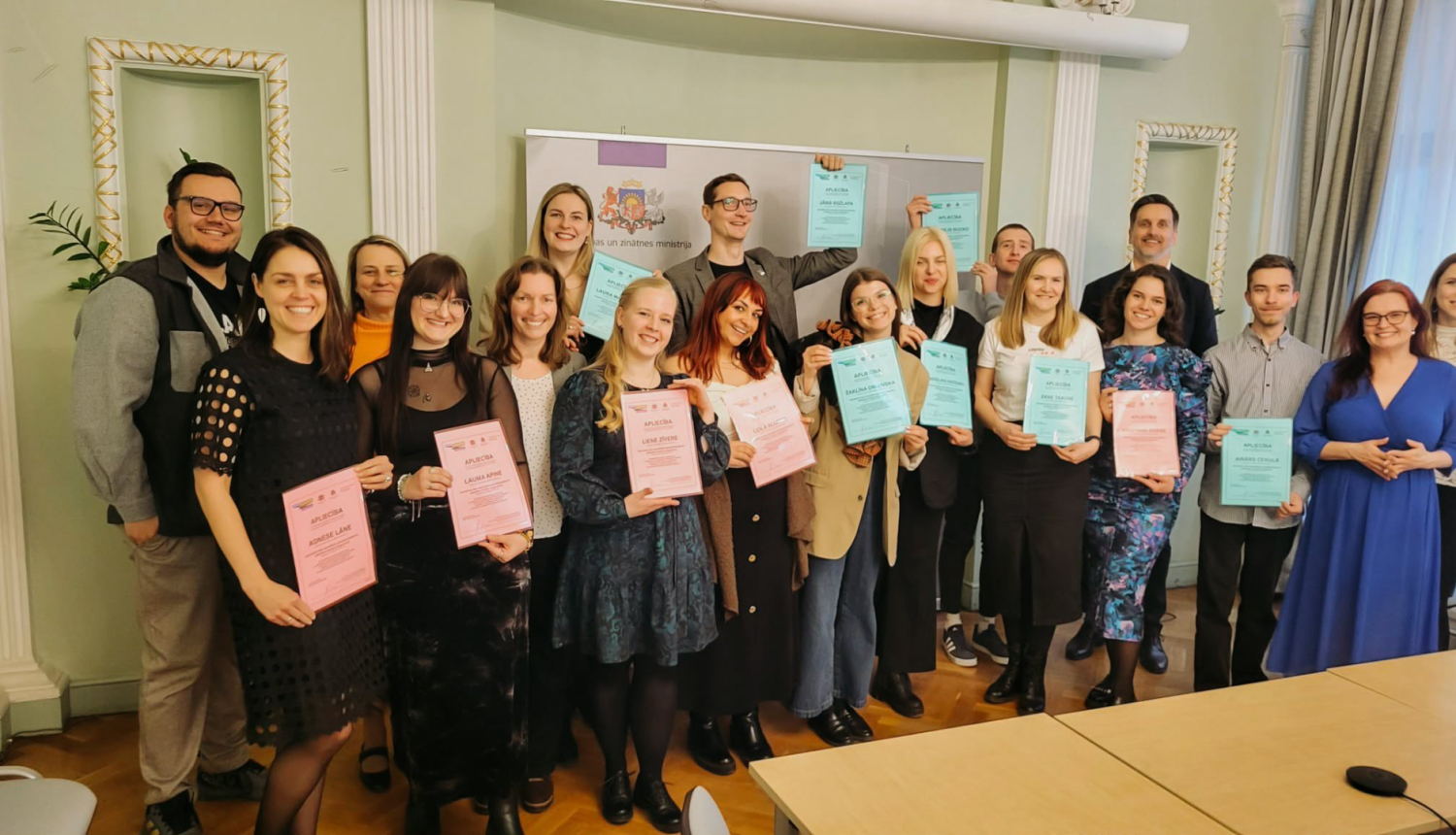 16 jaunatnes lietu speciālisti no dažādām Latvijas pašvaldībām