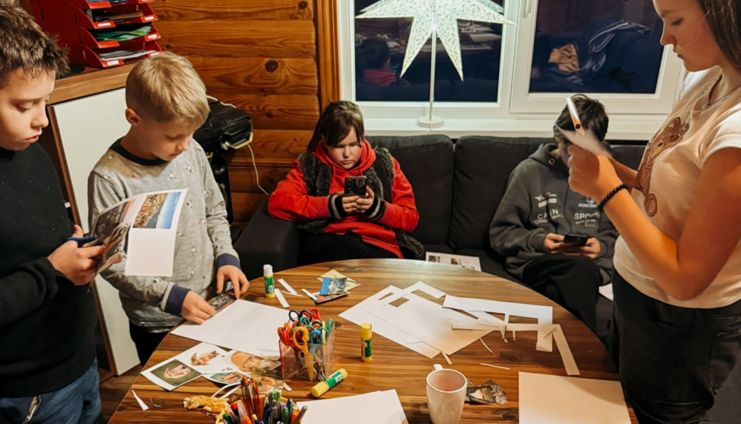 Viļakas jaunieši veido savu vīzijas dēli jeb kolāžu