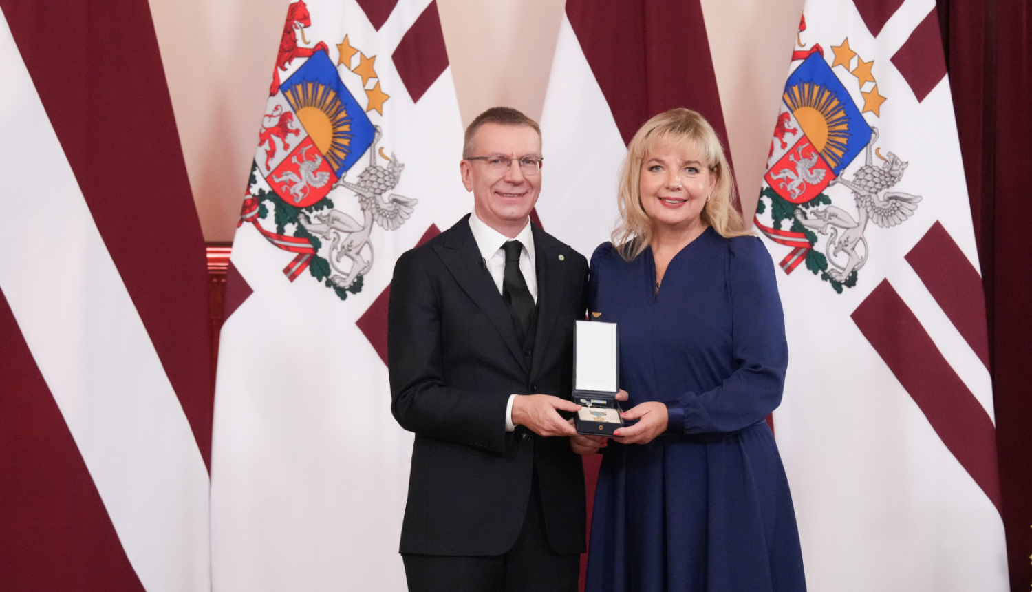 Balvu Mūzikas skolas un Tilžas pamatskolas mūzikas pedagoģe un koru diriģente Linda Vītola kopā ar Valsts prezidentu Edgaru Rinkēviču