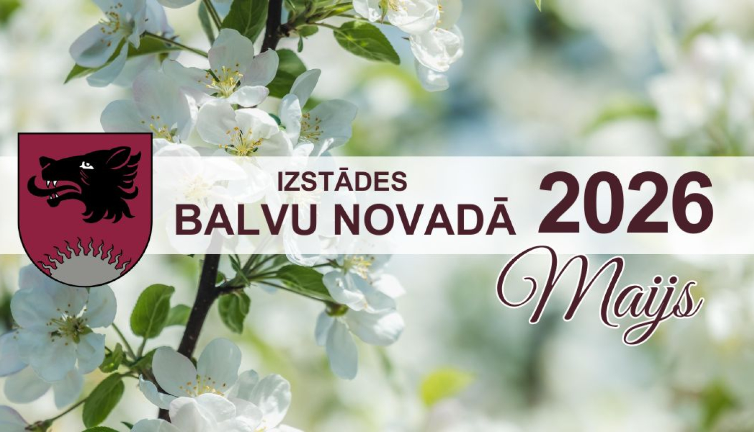 Attēlā redzami ābeļu ziedi. Virsraksts aicina apmeklēt izstādes Balvu novadā maijā. Kreisajā malā redzams Balvu novada ģerbonis.