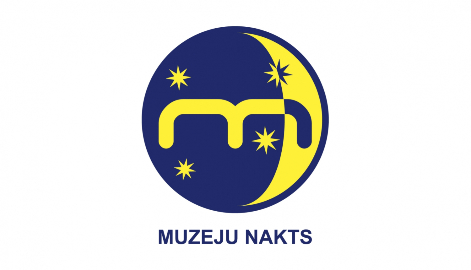 Attēlā redzams muzeju nakts logo. Logo veidots kā tumši zils aplis, kas atgādina nakts debesis. Apļa centrā redzams silti dzeltens mēness, kas izceļas uz tumšā fona un rada mierīgu, vakara noskaņu. Ap mēnesi izvietotas nelielas zvaigznes.
