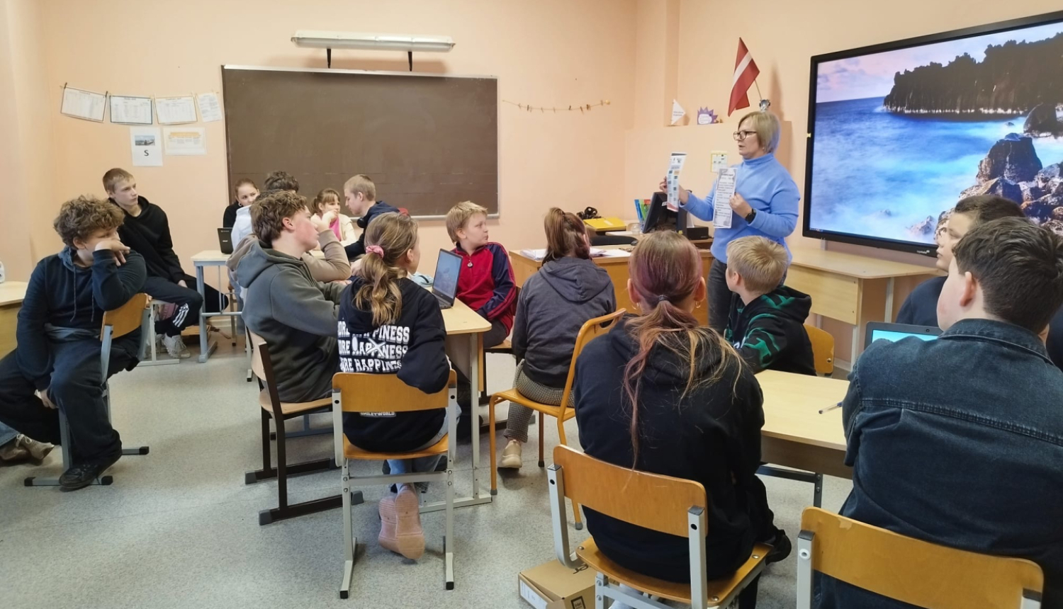 Bērzpils pamatskolas klase ar skolēniem 