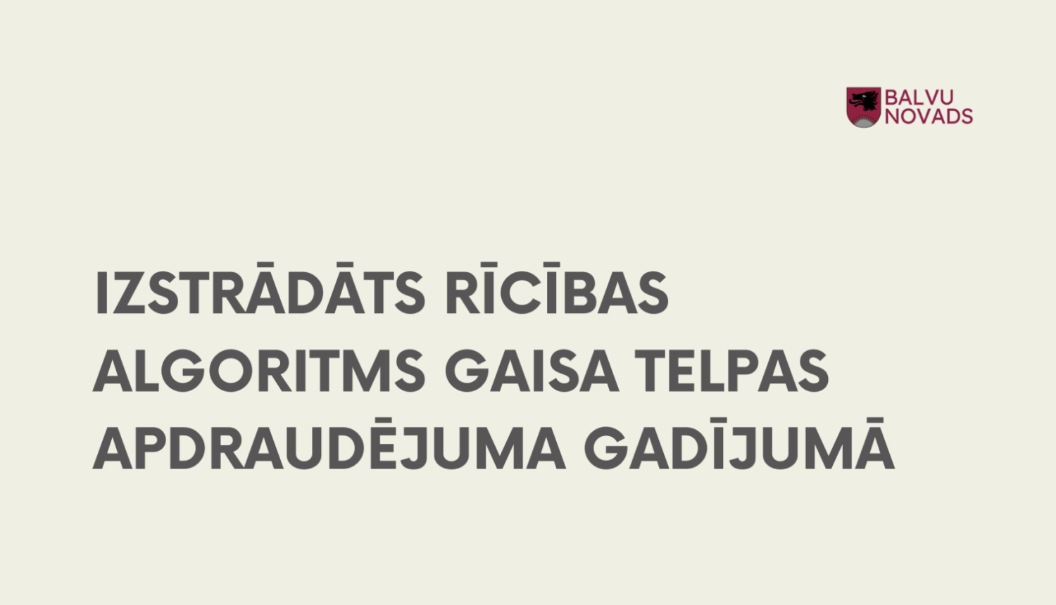 Teksts ''Izstrādāts rīcības algoritms gaisa telpas apdraudējuma gadījumā'' ar novada logo
