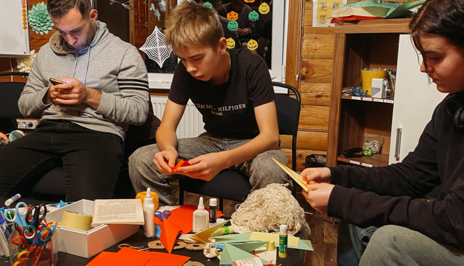 Jaunieši gatavo eglīšu rotājumus