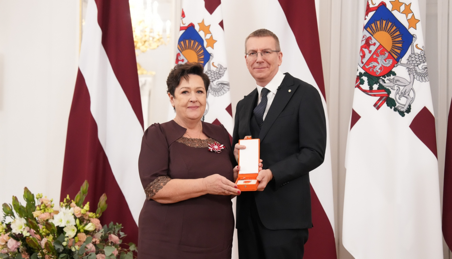 Valsts prezidents Edgars Rinkēvičs pasniedz augstāko valsts apbalvojumu ģimenes ārstei Rutai Muraškinai. u