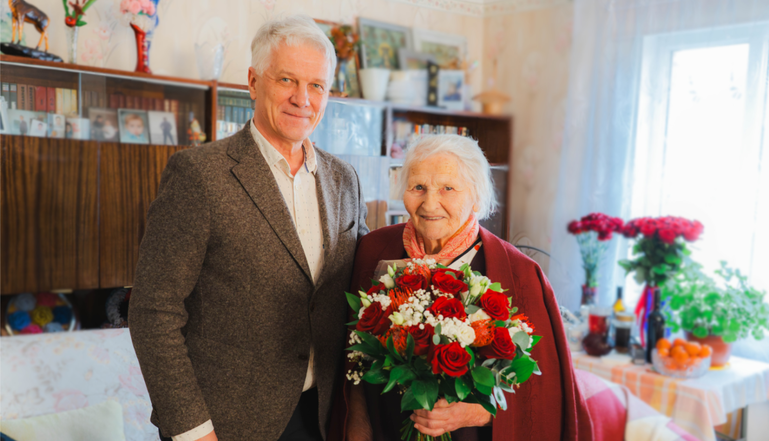 Simtgadniece Anna Miņina kopā ar pašvaldības priekšsēdētāju Jāni Trupovnieku