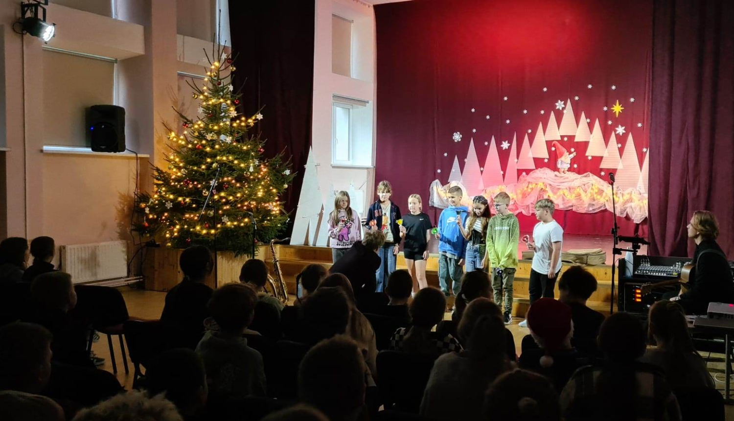 ''Latvijas skolas soma'' Ziemassvētku koncerts ''Reiz Ziemassvētkos'' Balvu sākumskolā