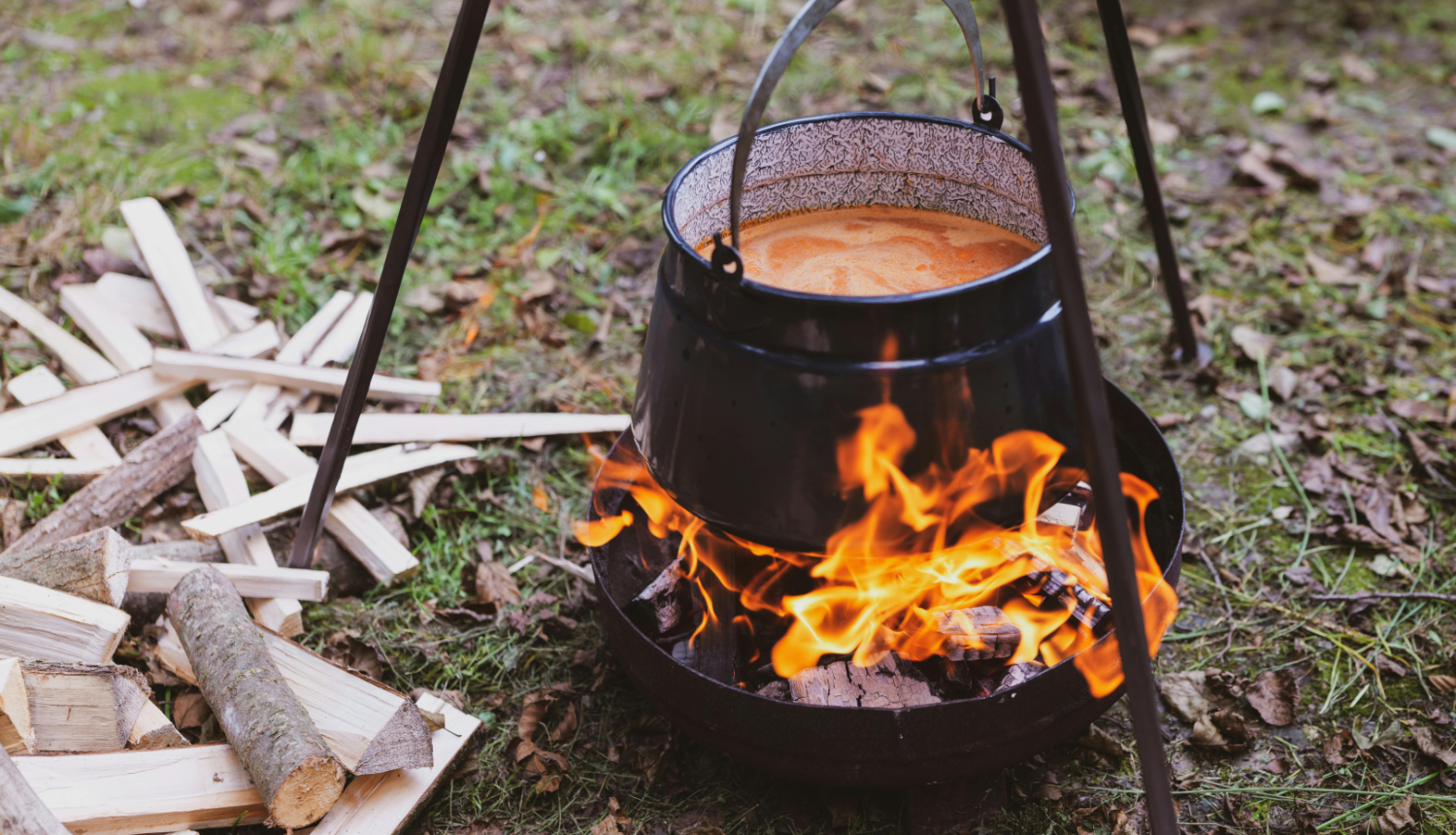 Brīvā dabā uz ugunskura vārās zupa