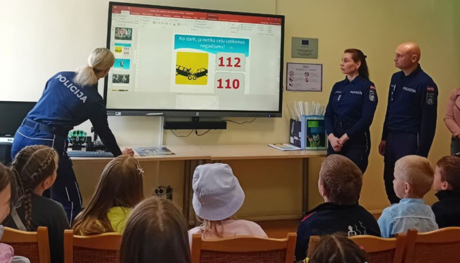 Balvu Centrālajā bibliotēkā aizvadīta izglītojoša tikšanās ar Valsts policiju kampaņas “Uzdod jautājumu policijai!” ietvaros