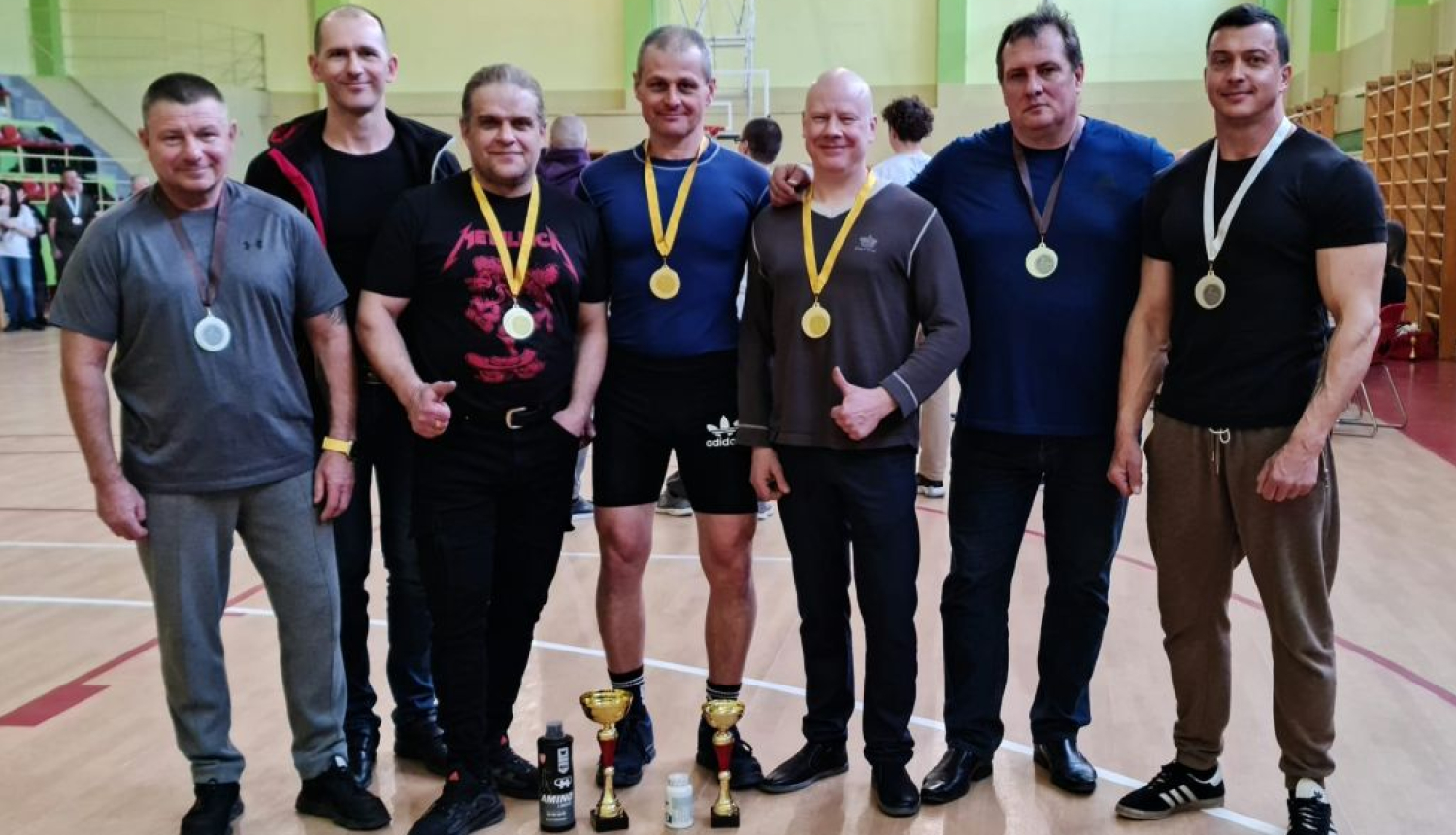 Sportistu panākumi Latvijas Kausā spiešanā guļus 