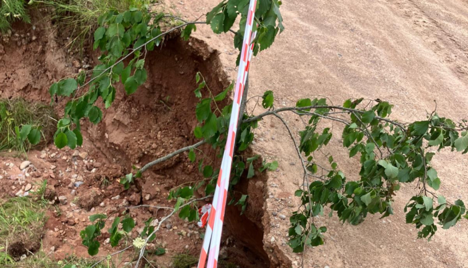 Grants ceļa izskalojumi pēc lietavām