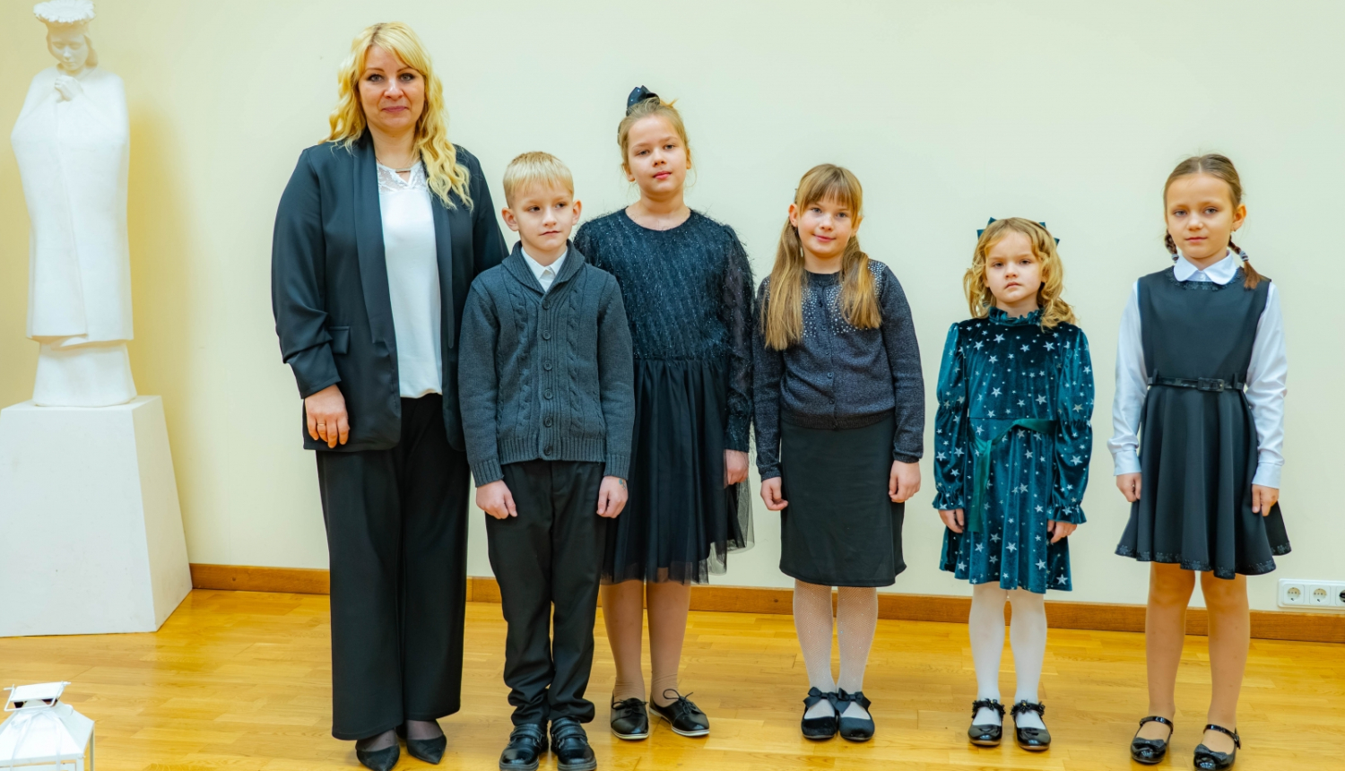 Konkursa Ziemas skanis dalībnieki kopā ar pedagoģi Karīnu Romanovu.