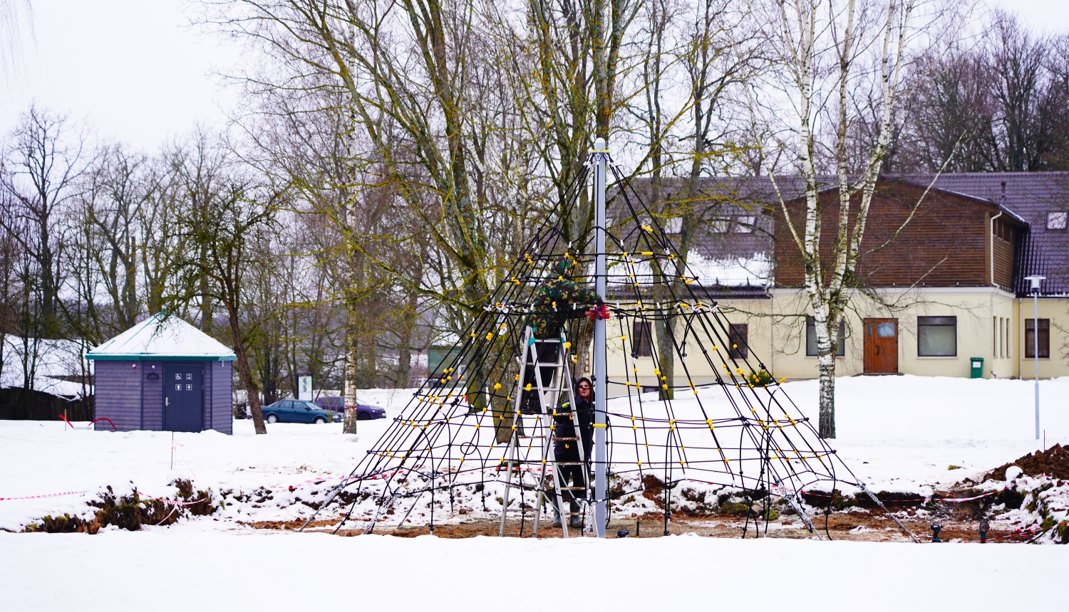 Lāča dārzā top jauns objekts - bērnu rotaļu laukuma elements