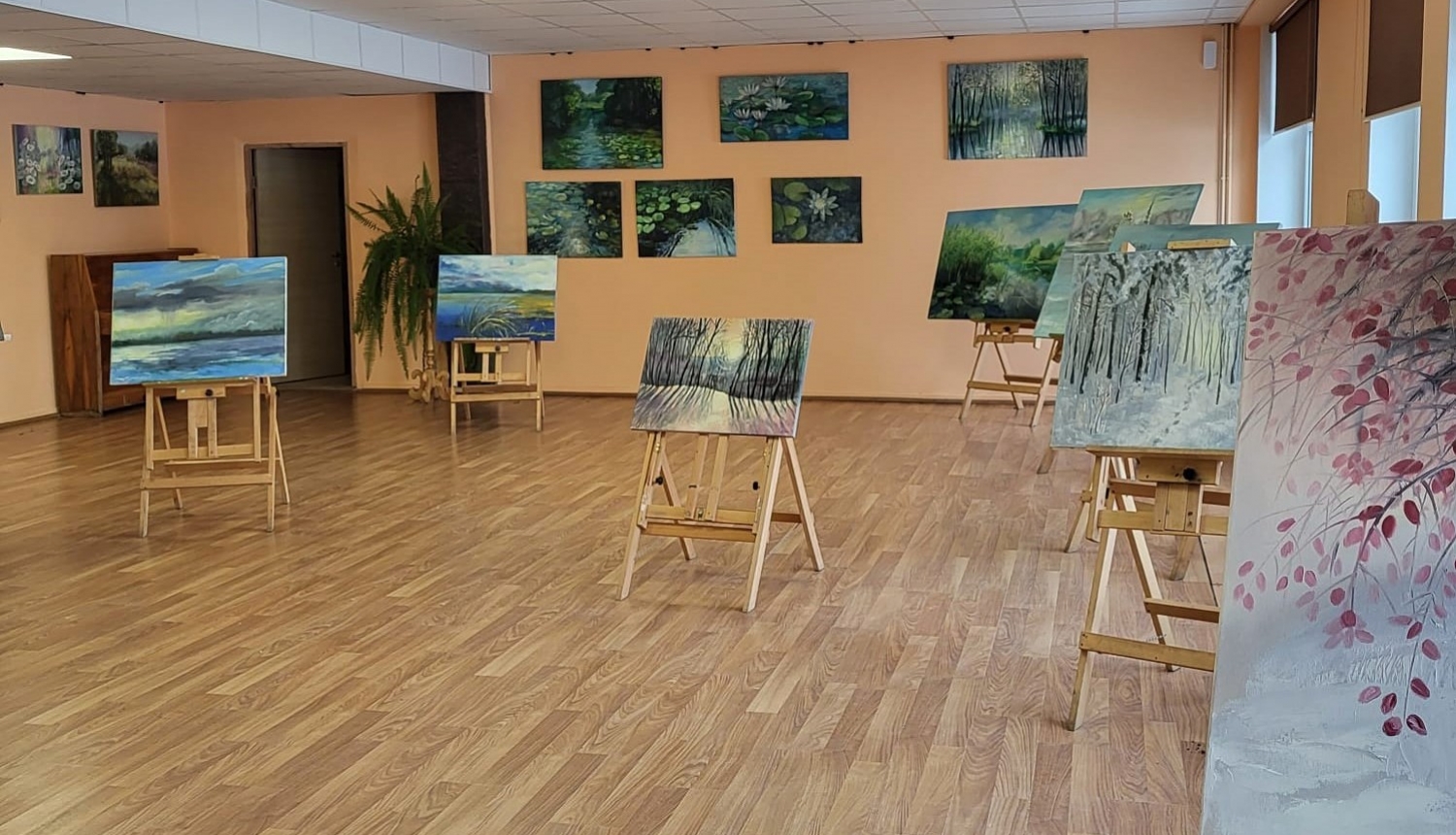 Iedzīvotāji atzinīgi novērtējuši Olgas Rečes gleznu izstādi 