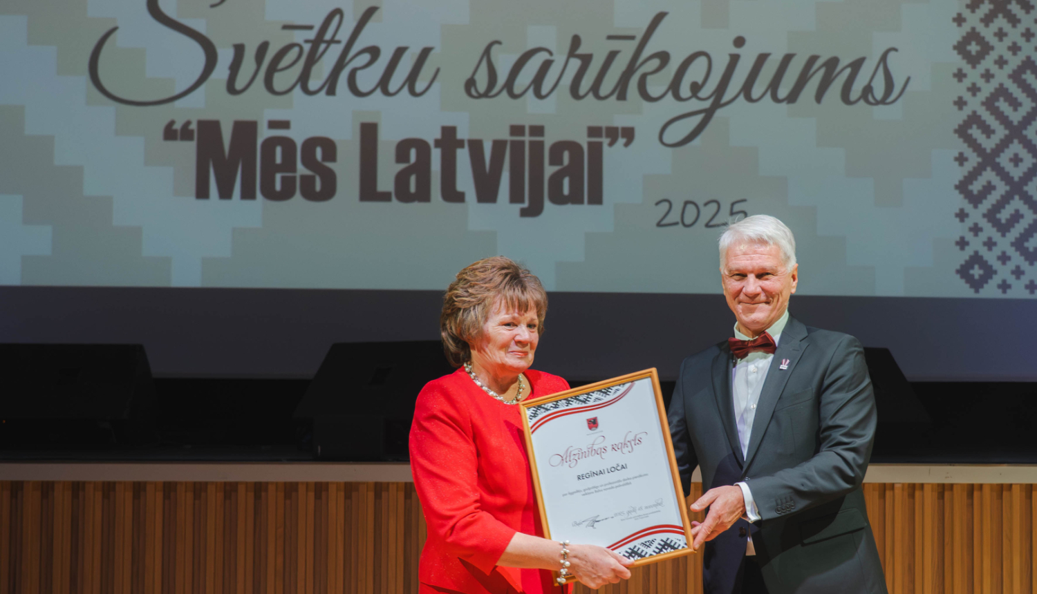 Balvu novada pašvaldības domes priekšsēdētājs Jānis Trupovnieks pasniedz Atzinības rakstu Regīnai Ločai, ilggadēja pašvaldības darbiniece