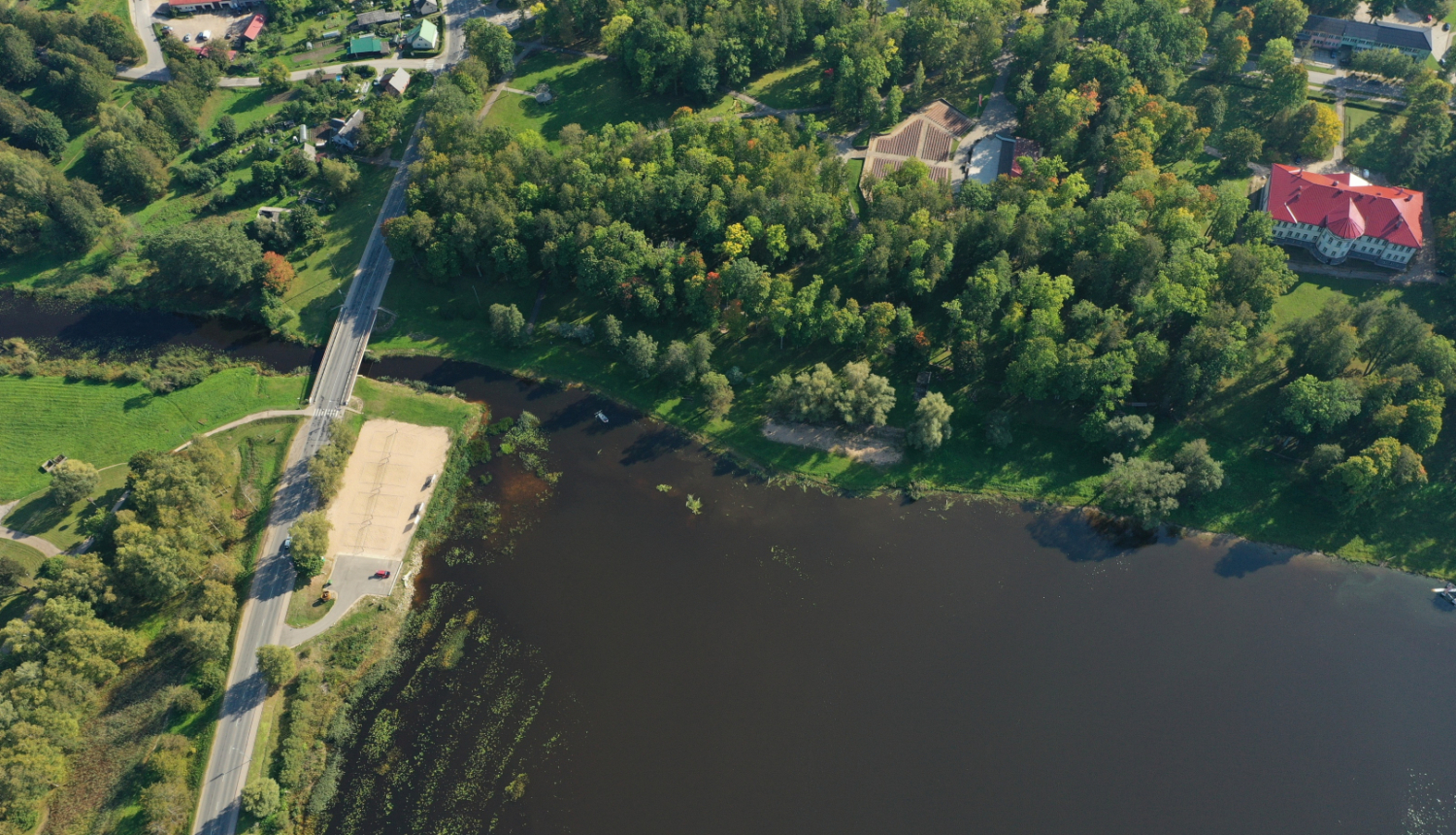 Turpinās niedru pļaušana novada ūdenstilpnēs