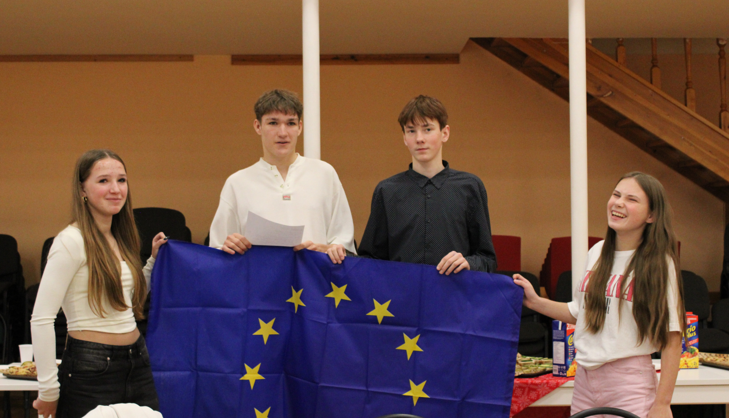 Jaunieši rokās ar Eiropas Savienības karogu