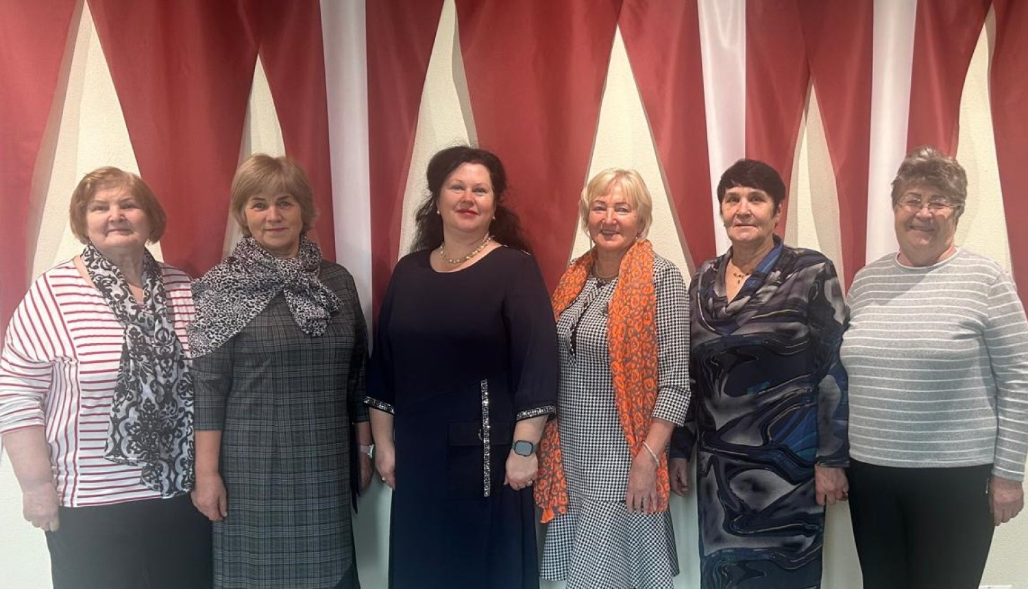 Balvu novada seniori kopā ar Balvu novada priekšsēdētāja vietnieci sociālās, izglītības, kultūras un sporta attīstības jautājumos Aiju Mežali