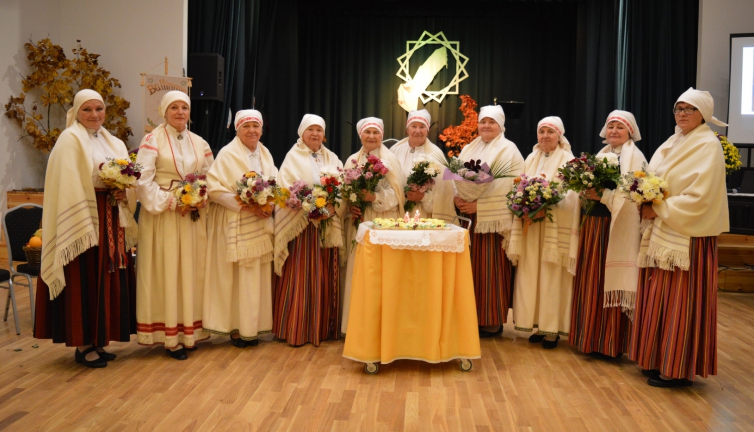 Baltinavas etnogrāfiskā ansambļa dziedātās latgaliešu tautasdziesmas apkopotas krājumā “Dzīšmu skreine”