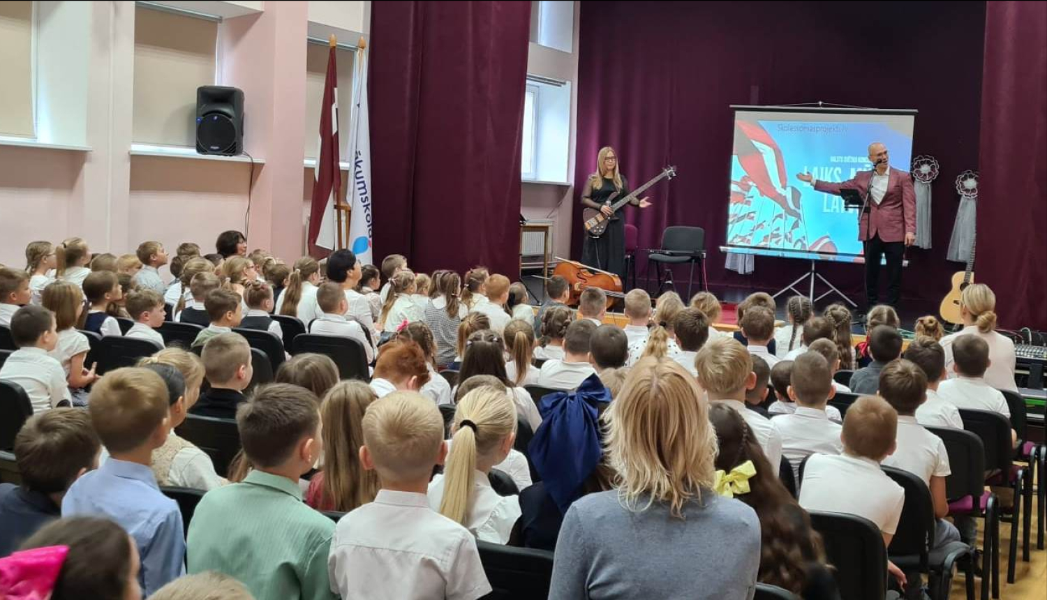 Balvu sākumskolas skolēniem mākslinieki Arta Abaroniņa un Mikus Abaroniņš sniedz koncertu