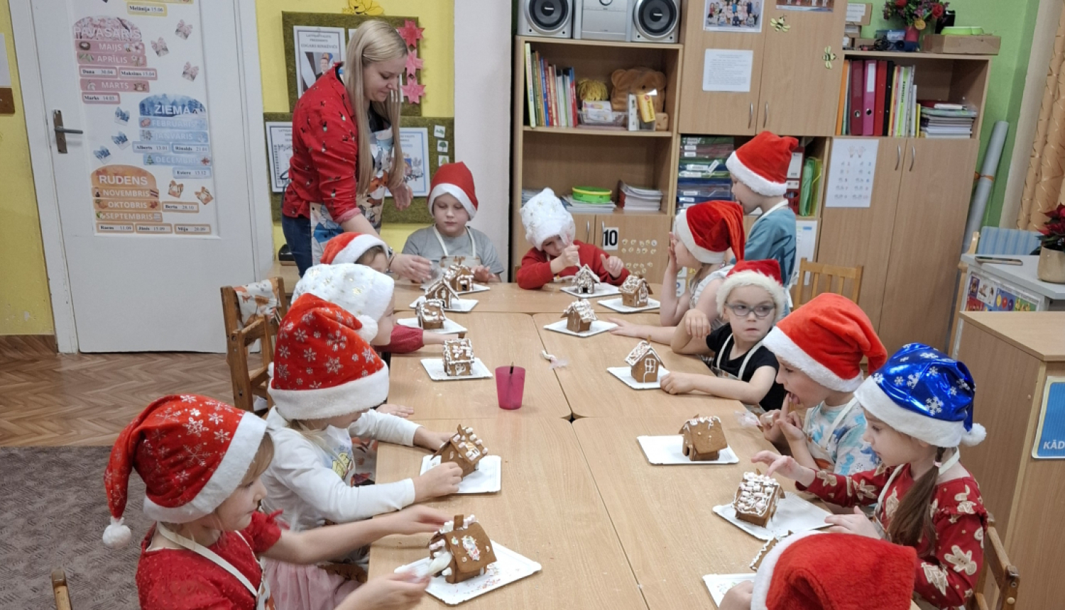 Grupiņas bērni cepj piparkūkas