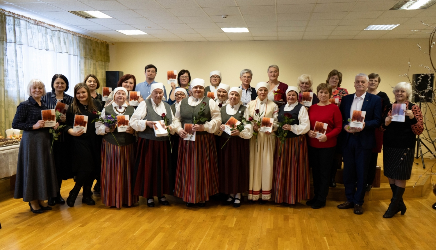 Skanīgi nosvinēti Baltinavas etnogrāfiskā ansambļa dziesmu krājuma “Dzīšmu skreine” atvēršanas svētki