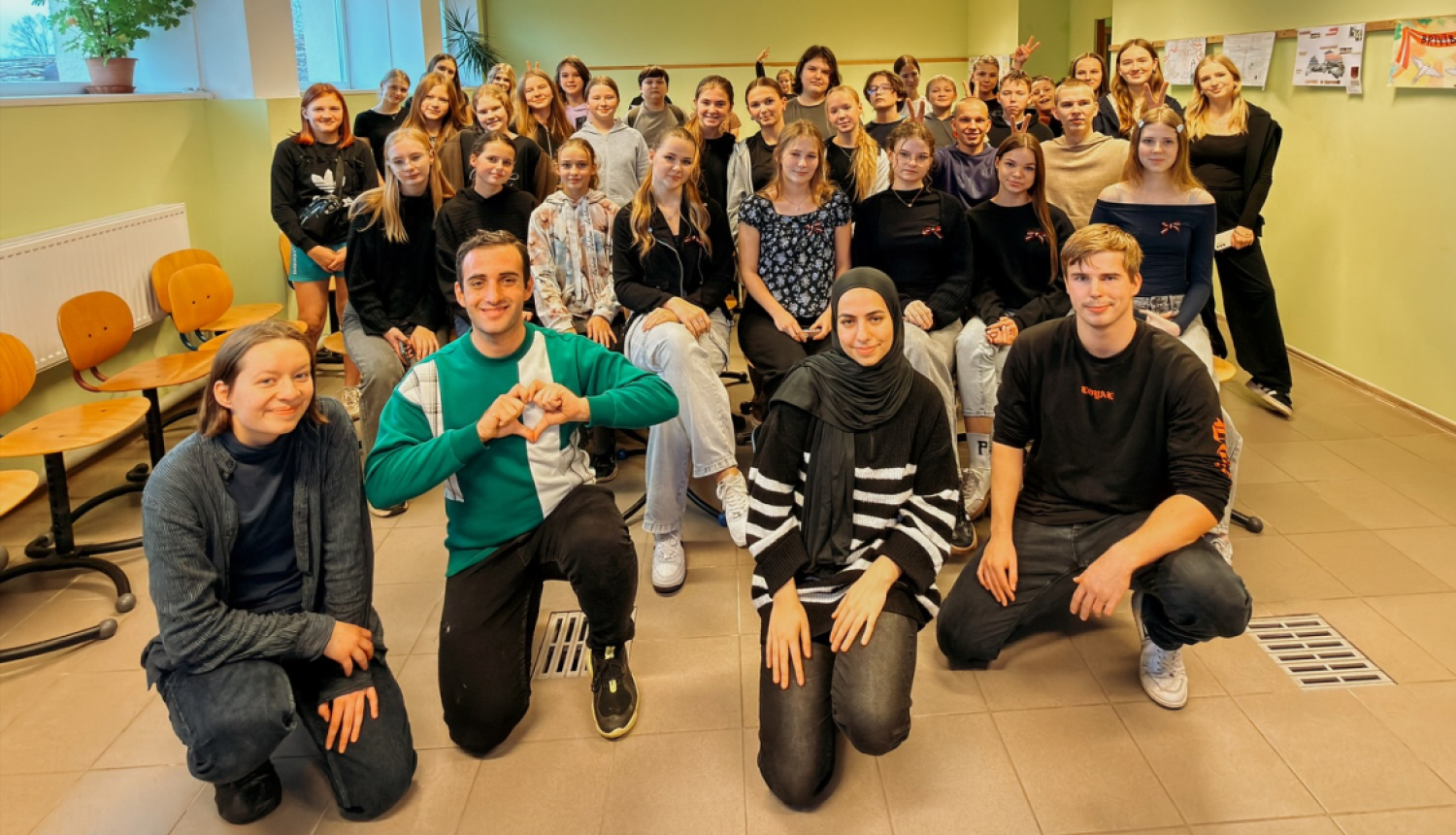 Brīvprātīgie kopā ar jauniešiem no Rekavas vidusskolas