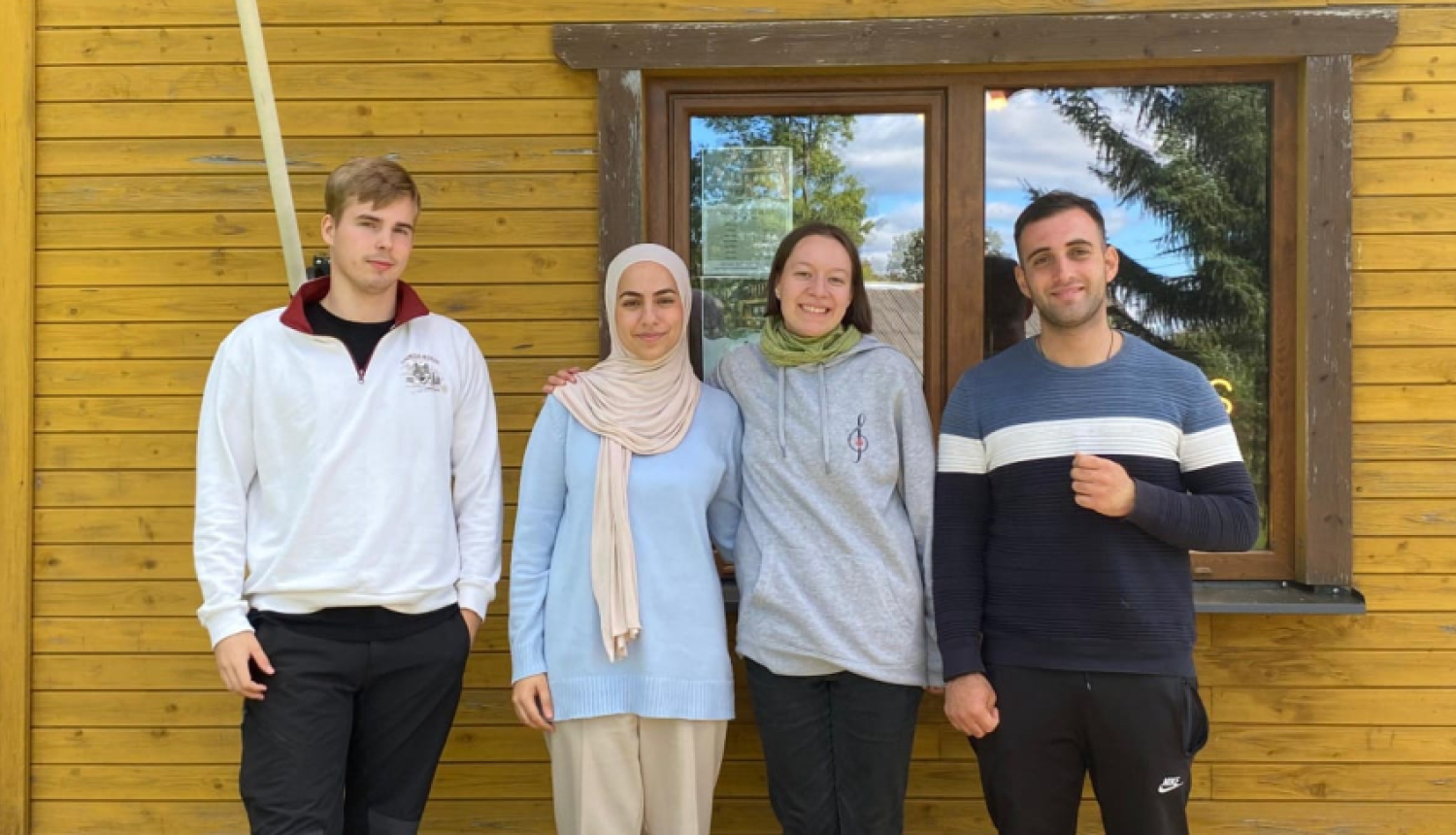 Brīvprātīgā darba veicēji Balvu novadā pie Latvijas karoga