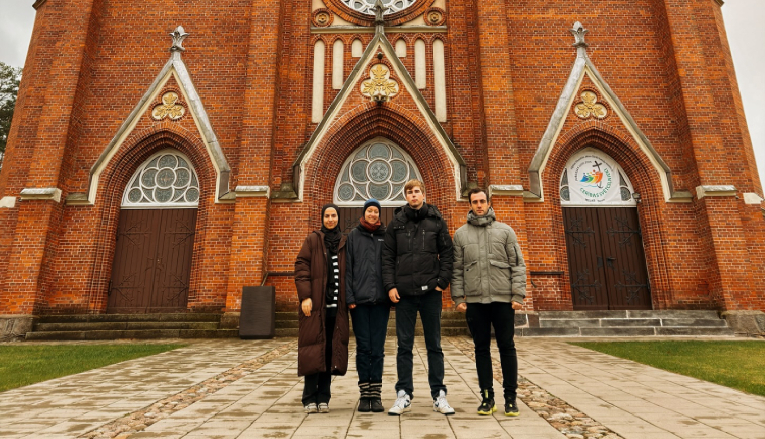 Balvu novada brīvprātīgie jaunieši pie Viļakas Vissvētās Jēzus Sirds Romas katoļu baznīcas